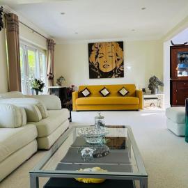 Serene spacious room (double) in gorgeous bungalow on river near Thorpe park and Holloway University Egham, hotel a Staines upon Thames