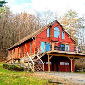 WhiSki Cabin *12-acres with mountain views!*, hotell sihtkohas Chester