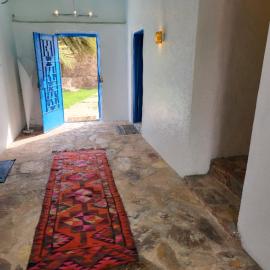 منزل حجري بحديقتين, hotelli Hajlahissa