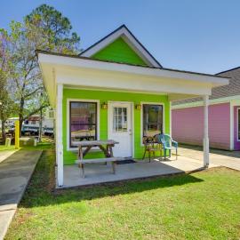Biloxi में, होटल Charming Biloxi Studio w/ Community Pool & Lake!