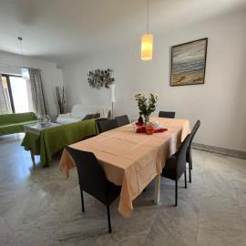 XL Spacious Apartment, 4-BR Home in Central Area, WALK to Sliema - St Julian's, hotel a Il-Gżira