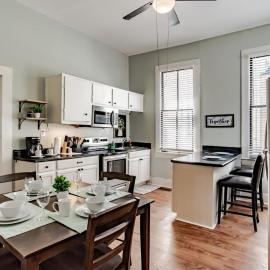 Mins from Downtown & Dining, Dauphin Darling 2, hotel in Mobile