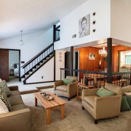 Near Hospital & Dining- Merry on Moorcroft, hotel in Montgomery