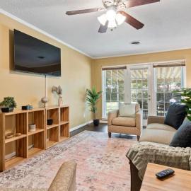 Firepit & Patio- Mins to Dining- The Vaughnique, hotel in Montgomery