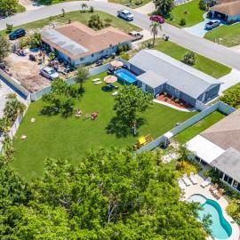 Spacious 4BR w pool BBQ grill theatre room, hotel in Bradenton
