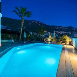 Spacious centrally located 4-bedroom villa with sea views and pool heating