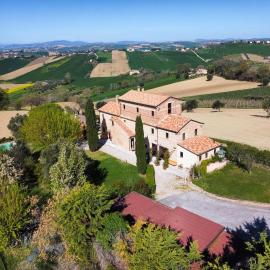 Splendida Villa con Piscina e Sauna, Belvedere Ostrense