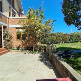 Casa grande con jardín