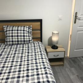 Chambre lit une personne, espaces partagés, 10km de Paris, 2km du métro, Hotel in Stains