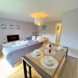 Luxury 3 Bedroom House With FREE Parking, Hotel in Dinnington