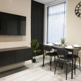 4 Bedroom, Sleeps 8, Free Parking, 5 mins from LFC, 15 Mins City Centre