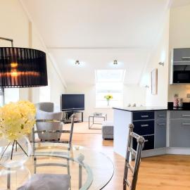 THE PENTHOUSE AT REGENT HOUSE Light and airy top floor with lift access 1 bedroom en-suite luxury apartment ULTRA CENTRAL LOCATION