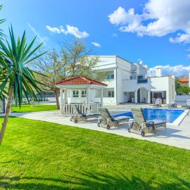 VILLA DANICA with heated pool and jacuzzi、カシュテラのホテル