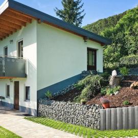Attraktives Ferienhaus mit Balkon, hotel i Kaltennordheim