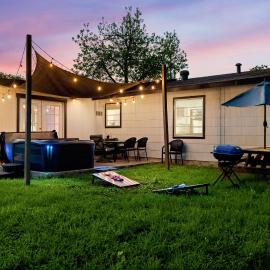 Cozy 3 bedroom with HOT TUB 2 min away from lackland, hotel in San Antonio