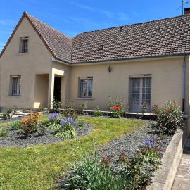 Spacieuse maison de village, hotel Luché-Pringé városában