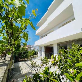Blendi Guest House โรงแรมในโกเลม