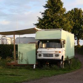 Viesnīca Marilyn - Glamping im Mercedes DüDo auf Camping Seeblick pilsētā Neištate Holšteinā