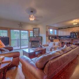 Spacious 4BR with Hot Tub Near BreckConnect Gondola, hotel in Breckenridge