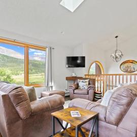 Gorgeous 4BR Home with an Amazing Mountain Setting، فندق في Alma