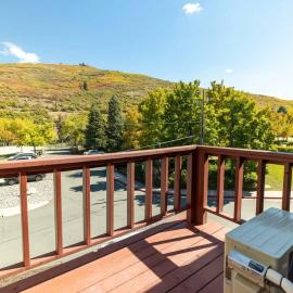 Roomy 2BR Condo with Hot Tub Access near Skiing
