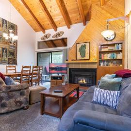 2BR Townhome Walk to Beach or Trails