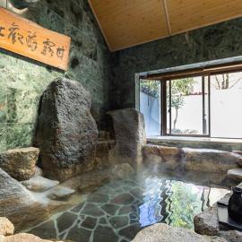 源泉かけ流し温泉付き貸し切り別荘白浜観光に最適の立地14名宿泊可能