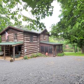 Pondview Cabin - Rustic Log Style Home, Grill, Wifi, Screen Porch, Trail, View, Pond Access, King Bed, Hotel in Morton Grove