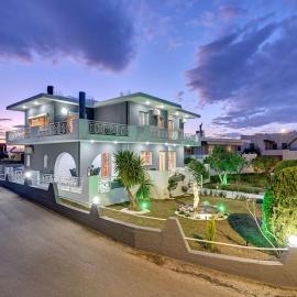 Chrysanthi Luxury Villa In Salakos, with Pool & Jacuzzi, Near Beach, hotel v destinácii Sálakos
