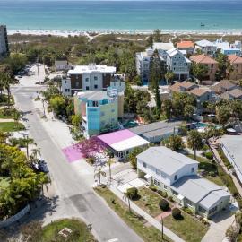 100 Steps to beach access - 5 minute walk to the Village - Private Porch, hotel in Siesta Key