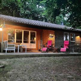 Viesnīca Lönnekullen, enkel sommarstuga mitt i skogen på Österlen med dusch ute pilsētā Gärsnäs