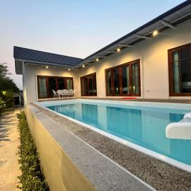 บ้านพูลวิลล่าอุดรธานี by บ้านแสนรัก, khách sạn ở Udon Thani