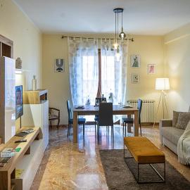 Corno Grande - spacious apartment - 2 baths - Wi Fi- city center - free parking, Hotel in LʼAquila