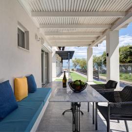 Molos Beachfront Apartments in Diakopto、ディアコプトのホテル