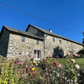 Gîte chaleureux 5 chambres près de Freycenet-la-Cuche, idéal pour familles et amis, animaux admis