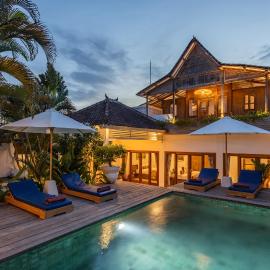 5 Bedroom Entire Villa in Berawa Canggu、Dalungのホテル
