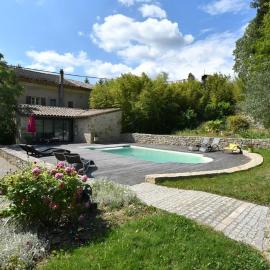 Hôtel Restaurant Logis Le Relais du Vivarais، فندق في Viviers