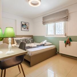 Kalamata Lime Studio - Cozy Gem with Private Parking, hotel v destinaci Kalamata