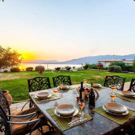 Sunset Paradise - Verga's Utimate Seaview Getaway، فندق في Mírton