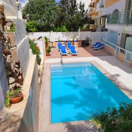 2Bed flat w shared heated pool in MLH by Homely!