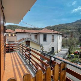 Antonella's center town apartment Valbrona, hotel i Valbrona
