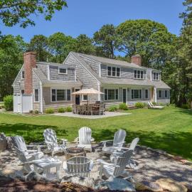 Pond-Front Home w Water Views, готель у місті Орлеанс