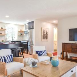 Fully Updated Home w Great Outdoor Space, hotel din Chatham
