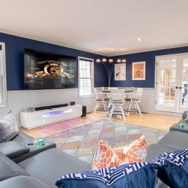Viesnīca Stellar Home with Hot Tub & Movie Room pilsētā Čatama