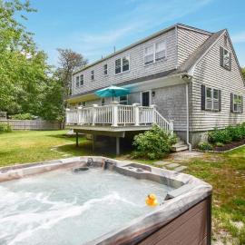 Perfect for Group w Kids & Dogs w Hot Tub, hotel en Chatham