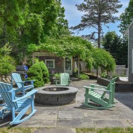 Spacious w Large Outdoor Area Fire Pit, отель в городе Чатем