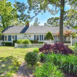 Sunroom Spacious Deck 8 Mins to Mayflower Beach、デニスのホテル