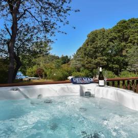 Waterfront home with Hot Tub Firepit and Game Room, hotel sa Eastham