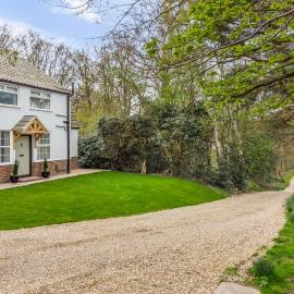 Cromer Coastal 6-Bed House l Near Beach, Parking & Garden