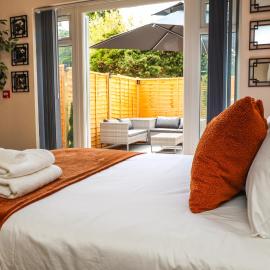 Half Moon Luxury One bedroom - Spacious APT Romantic Getaway with a hot tub, 5 min away from Eastbourne centre , free parking, Hotel in Eastbourne